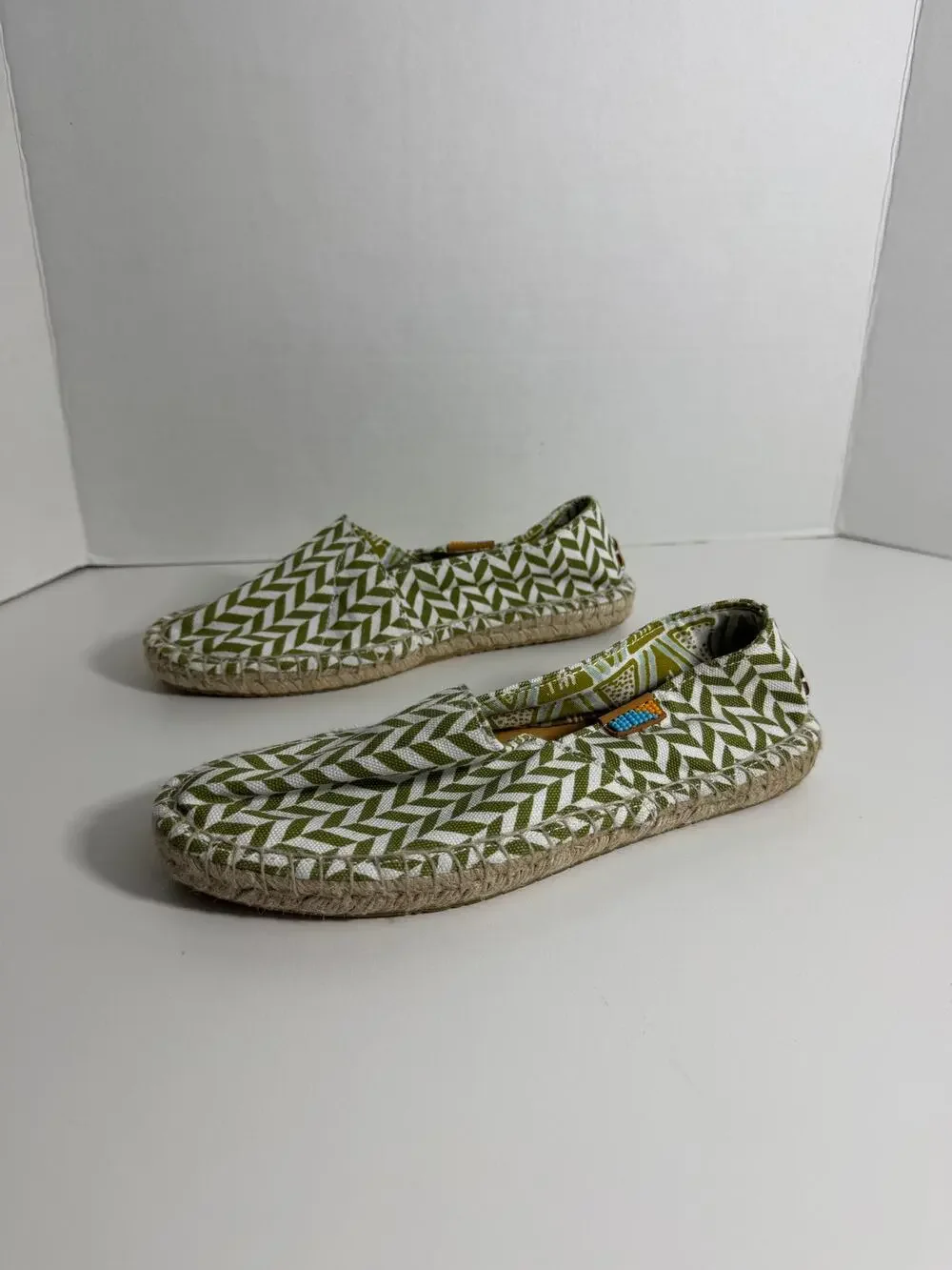 NWOB Ubntu Espadrilles Green Chevron Print Womens Size 7
